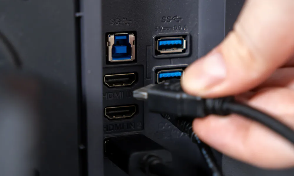 He aquí por qué algunos monitores tienen dos puertos USB (y las mejores maneras de usarlos)